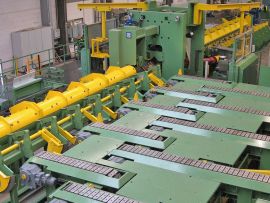 Entry and runout system for 2 roll straightening machine